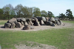 Dolmen in Drenthe en Spanje